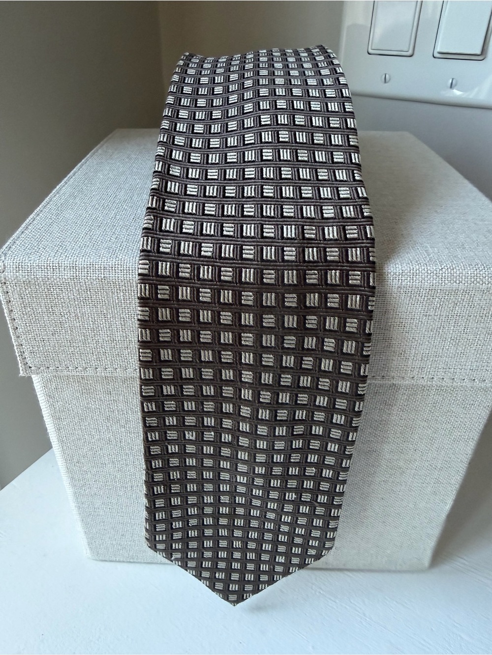 Brooks Brothers Gray and Cream Geometric Silk Tie